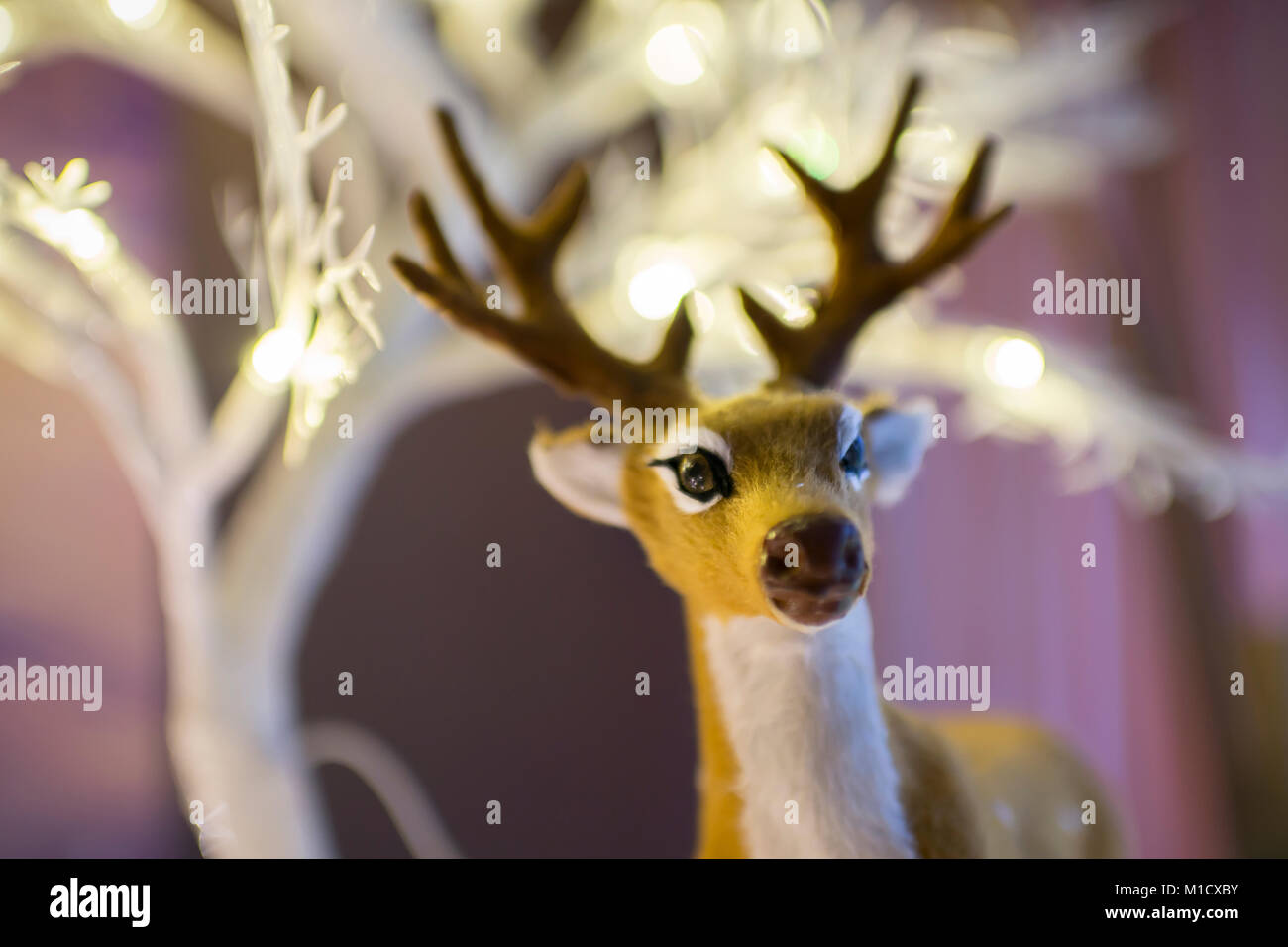 Winter Dekoration für Zuhause - Snowy licht Baum mit Rotwild Abbildung Stockfoto