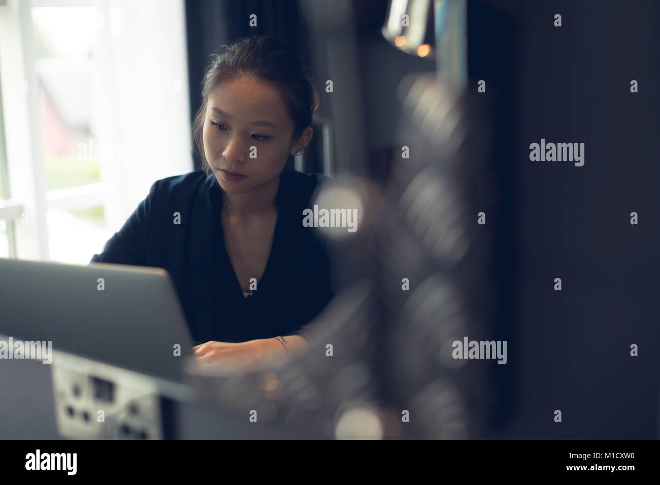 Schöne Frau mit laptop Stockfoto