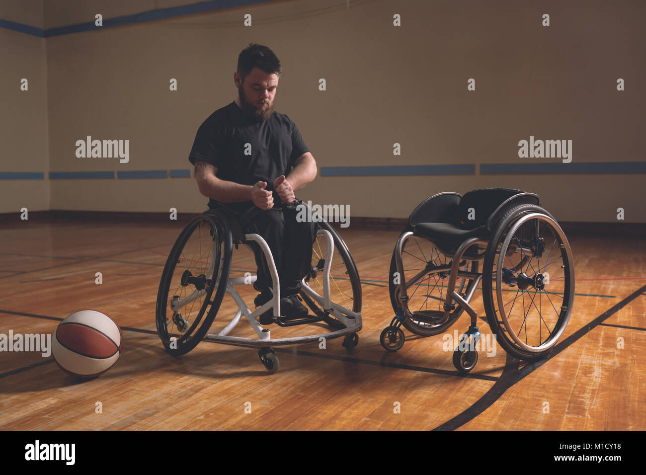 Behinderte Menschen Riemen einstellen des Rollstuhls Stockfoto