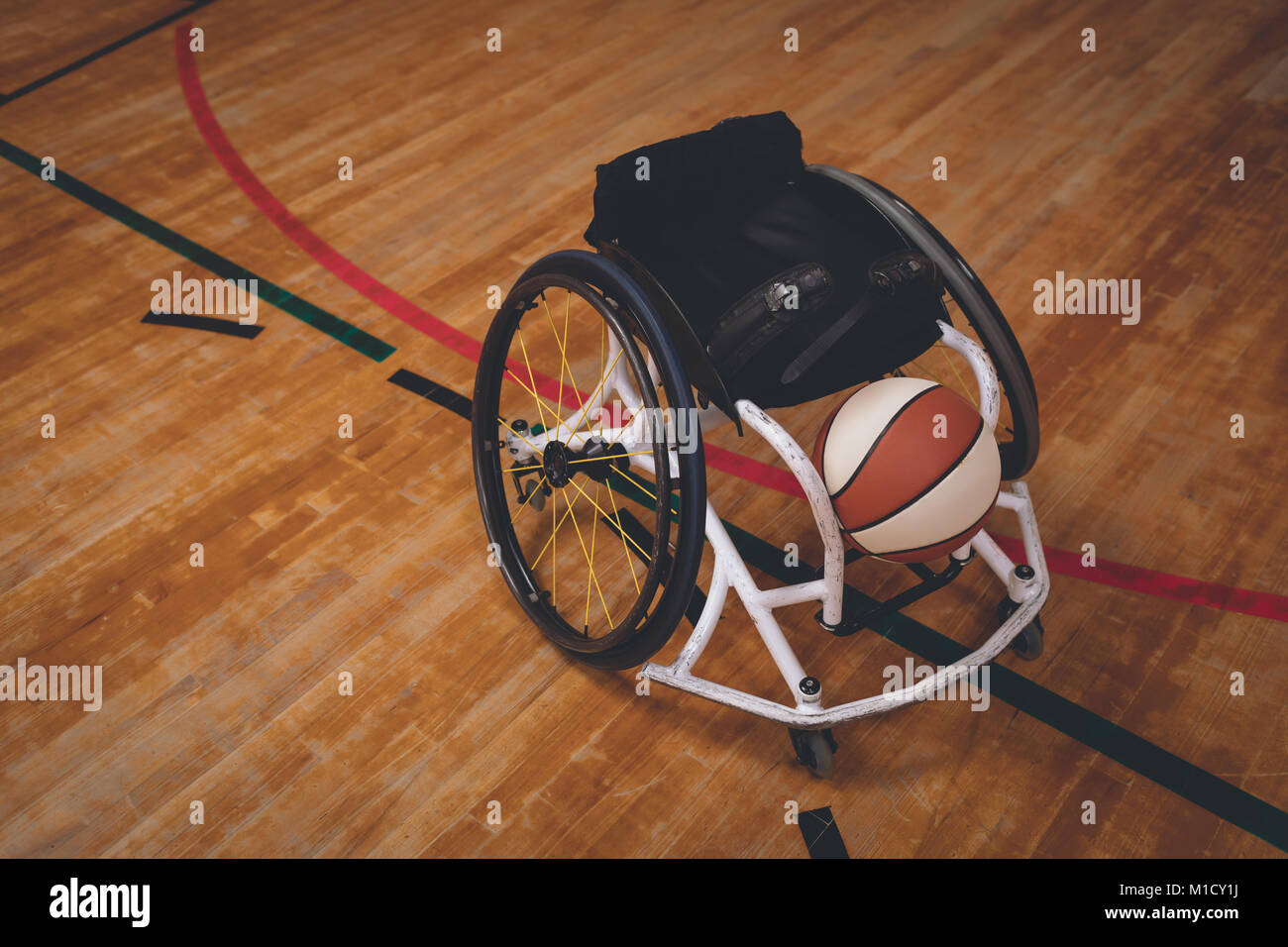 Rollstuhl und Basketball im Hof Stockfoto