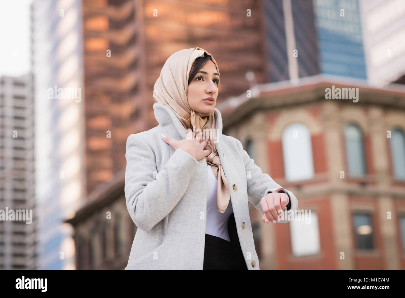 Frau im hijab Kontrolle Zeit Stockfoto