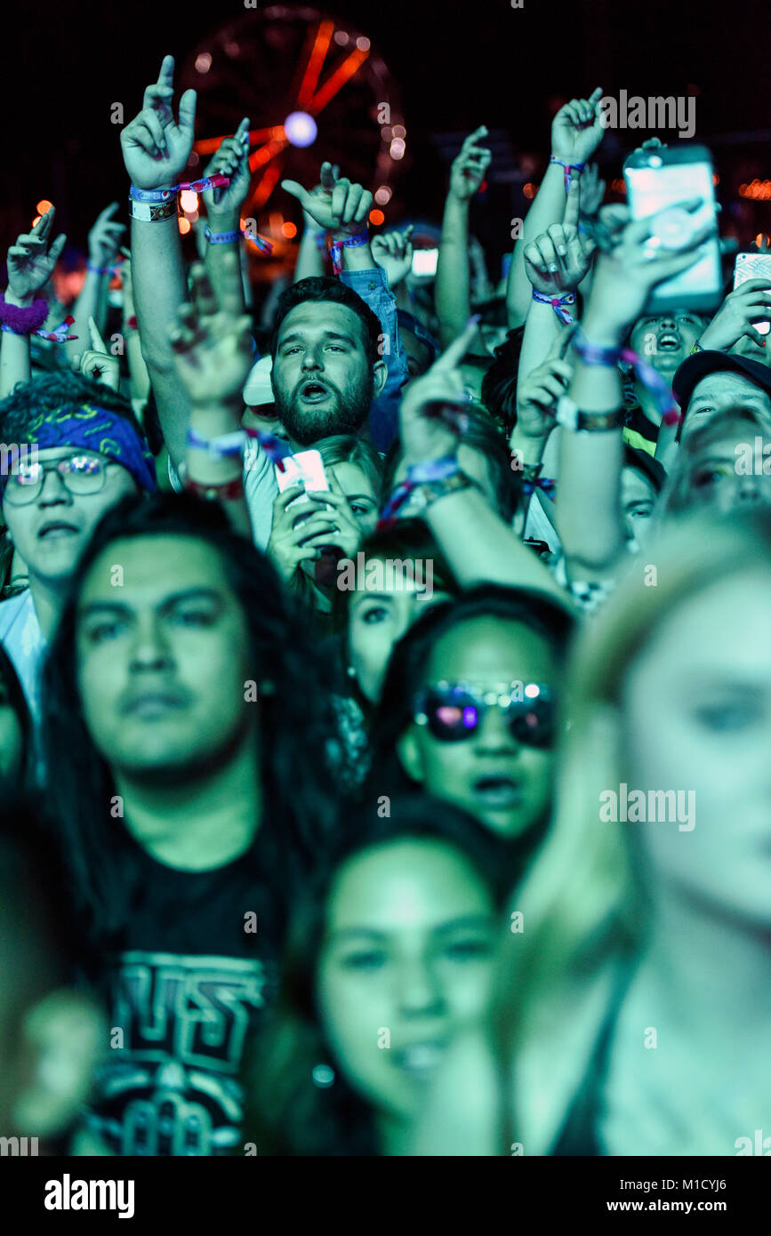 Konzert Menge zurück, die von der Bühne. Stockfoto