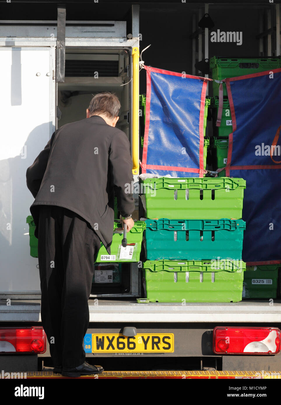 Ältere Menschen, die von der Rückseite eines Waitrose. Stockfoto