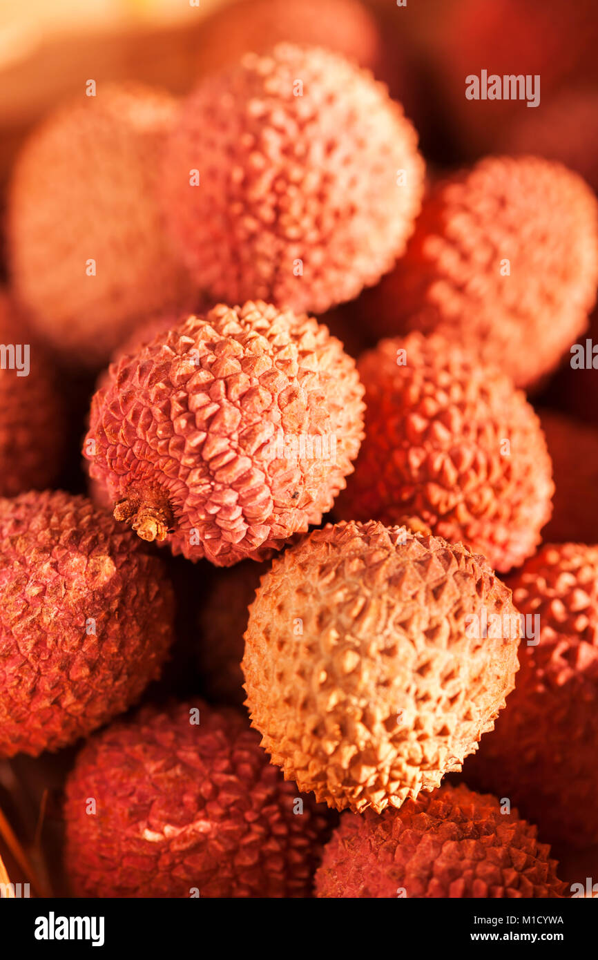 Full Frame Ansicht von Lychee Früchte in einem Korb im späten Sonnenlicht. Stockfoto