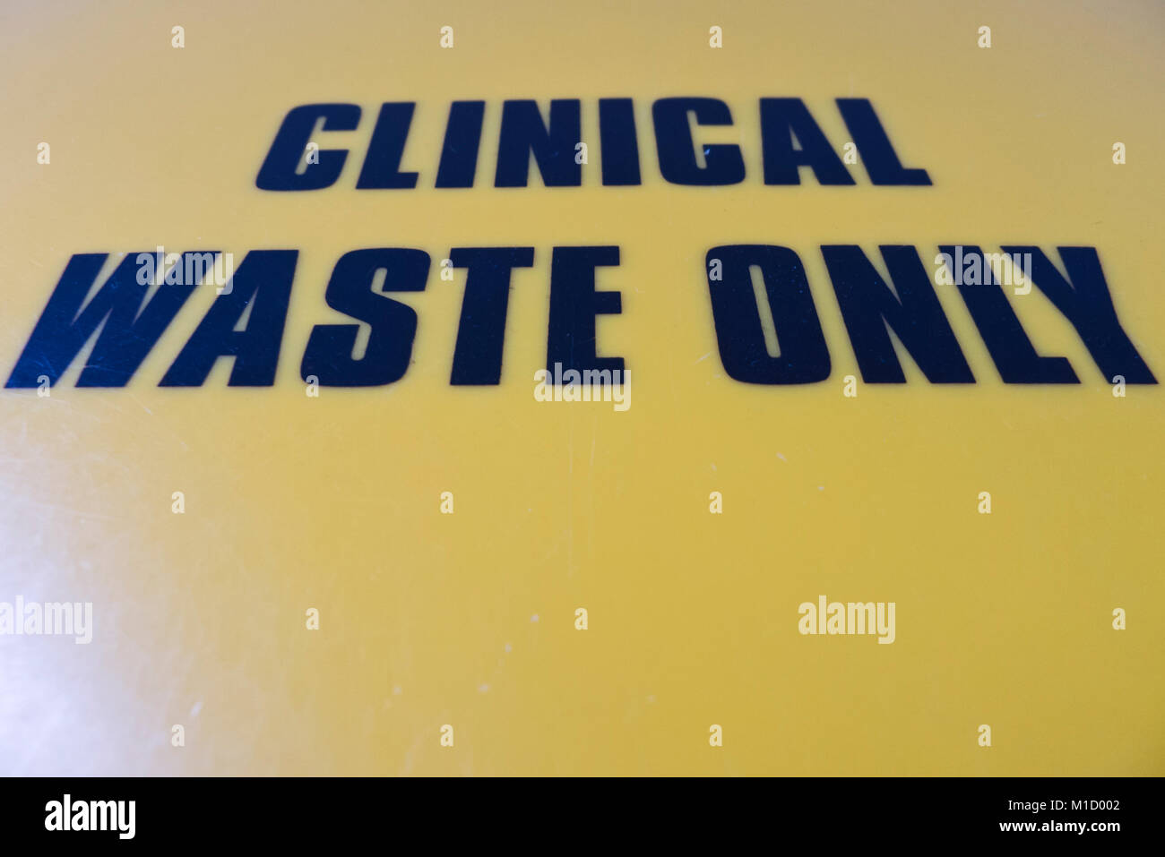 "Klinische Abfälle nur auf ein Fach im Deckel des Patienten im Krankenhaus. Stockfoto