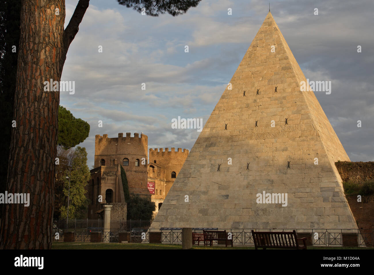 Pyramide des Cestius (12 v. Chr.) und der Porta San Paolo: Blick von der protestantischen Friedhof Stockfoto