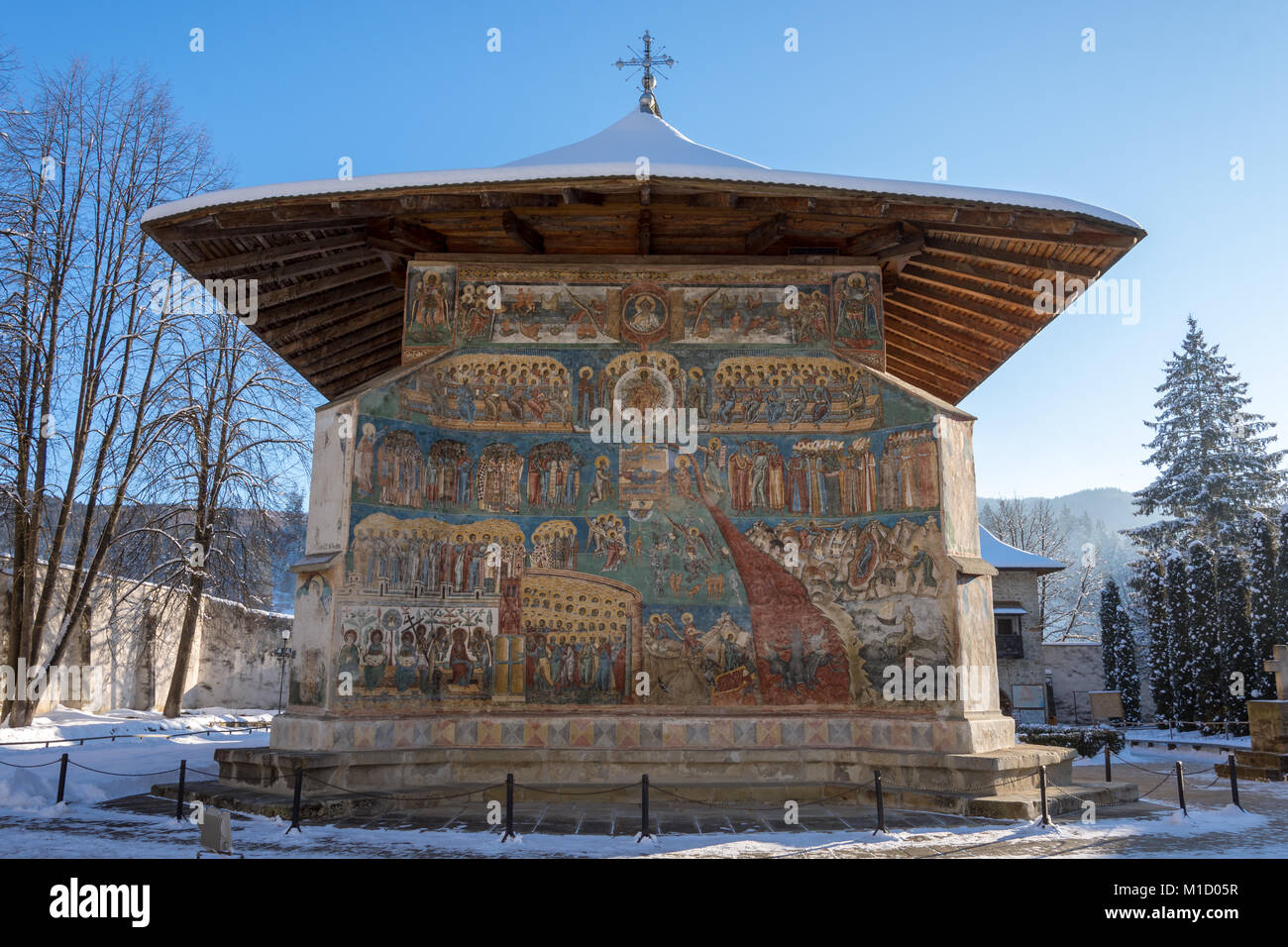 Voronet, Rumänien: Orthodoxe Kirche außen mit Wandmalereien. Stockfoto