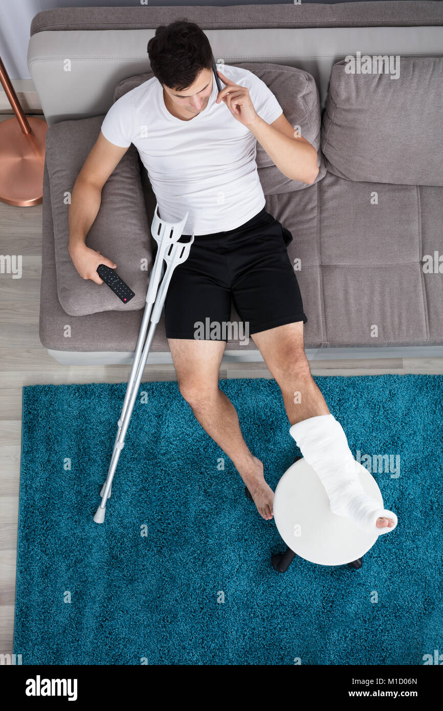 Gips Bein Gebrochen Krücken Mann Stockfotos und bilder Kaufen Alamy