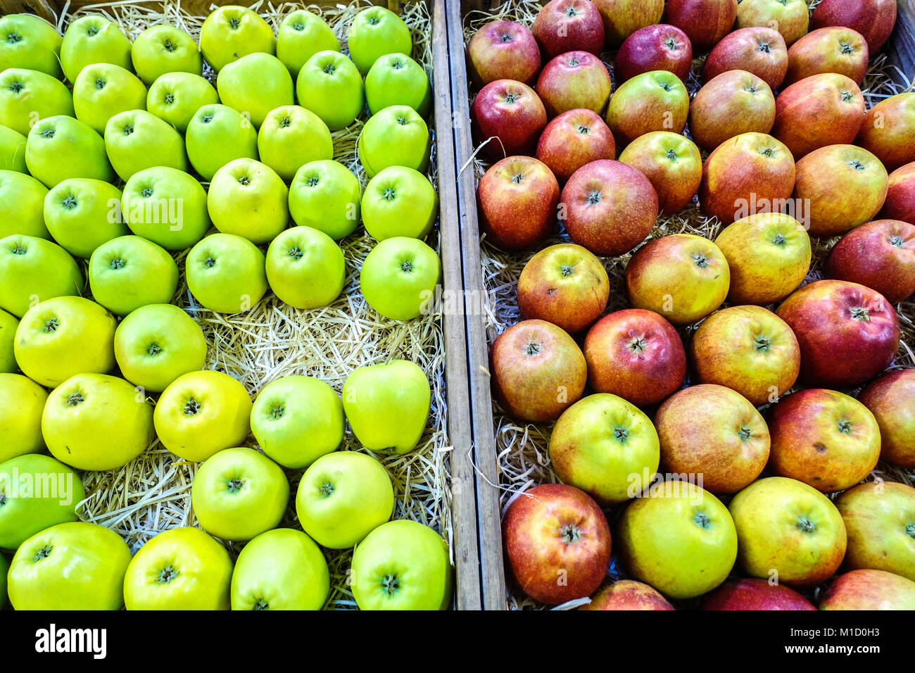 Frische Äpfel gestapelt an Farmers Market Stockfoto