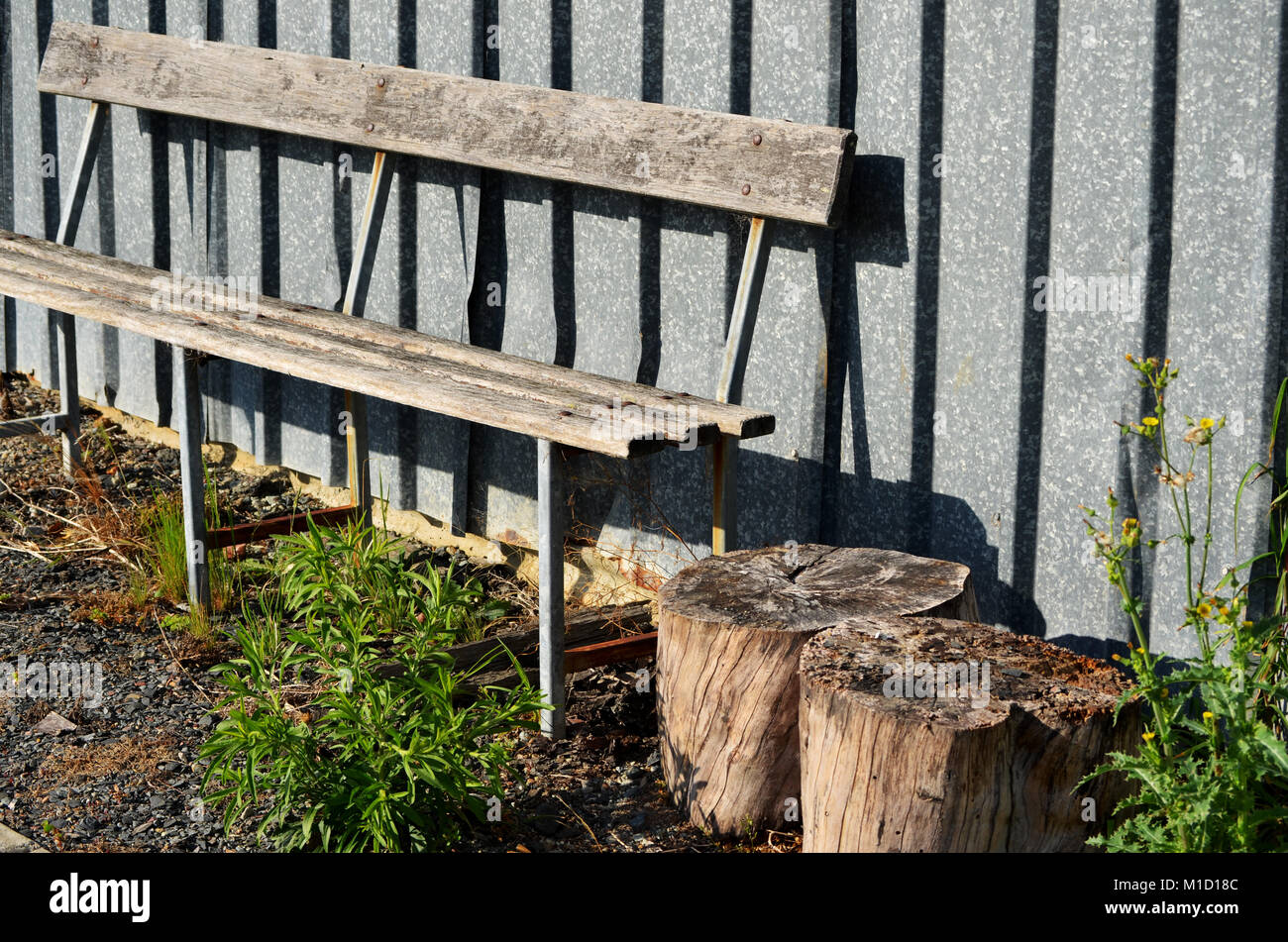 Alte Sitzbank und Wellblech Stockfoto