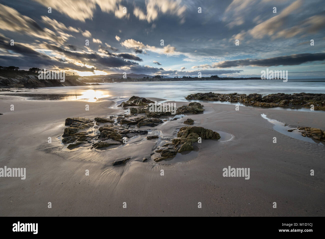 Sonnenuntergang am Strand von Arnao, Asturien, Fotografieren der verschiedenen Farben, Formen und Texturen der Wolken, in der feine Sand reflektiert.. Stockfoto