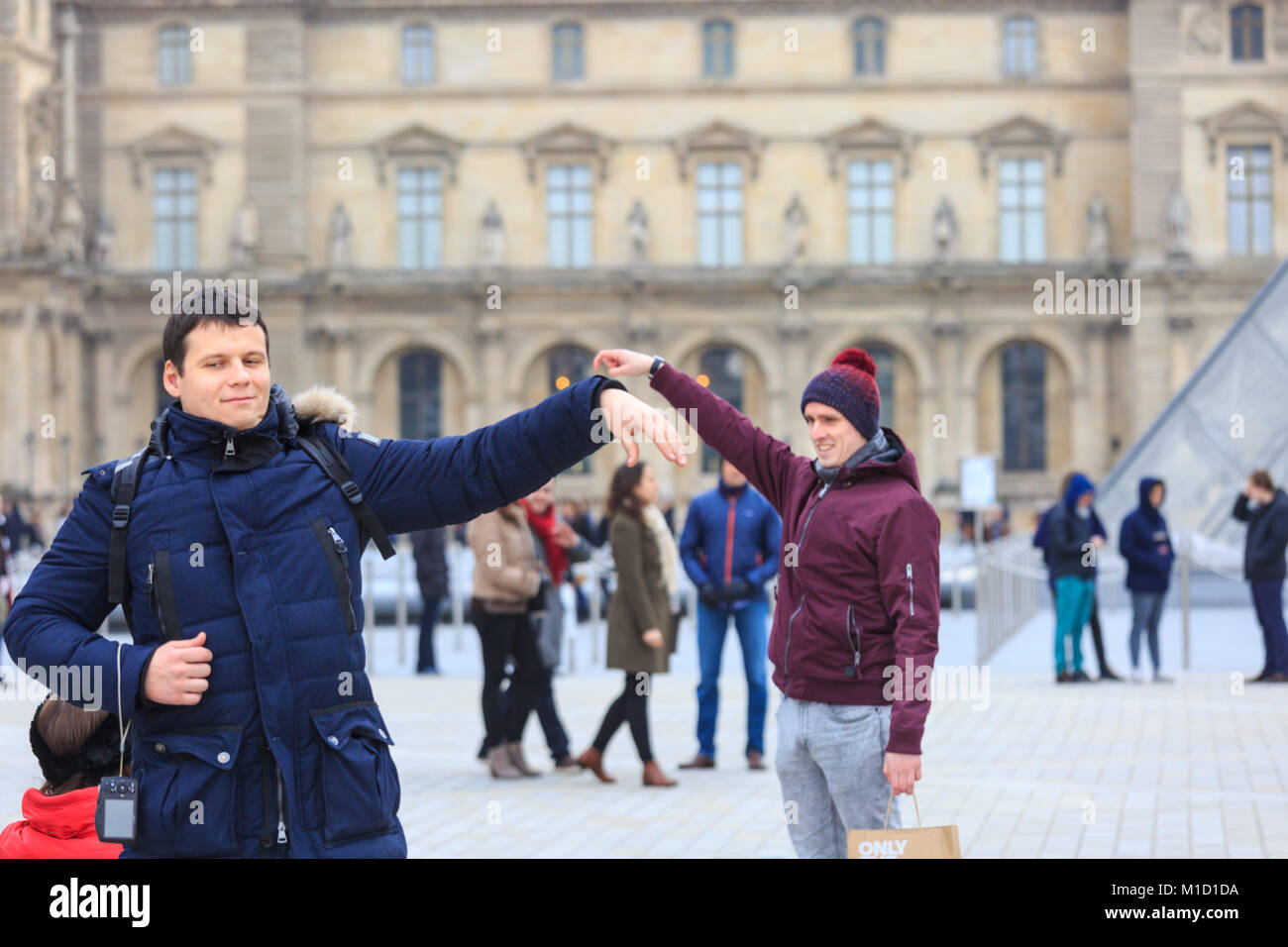 Die Menschen nehmen selfies und Fotos an der Glaspyramide Eingang des Louvre in Paris, Frankreich Stockfoto