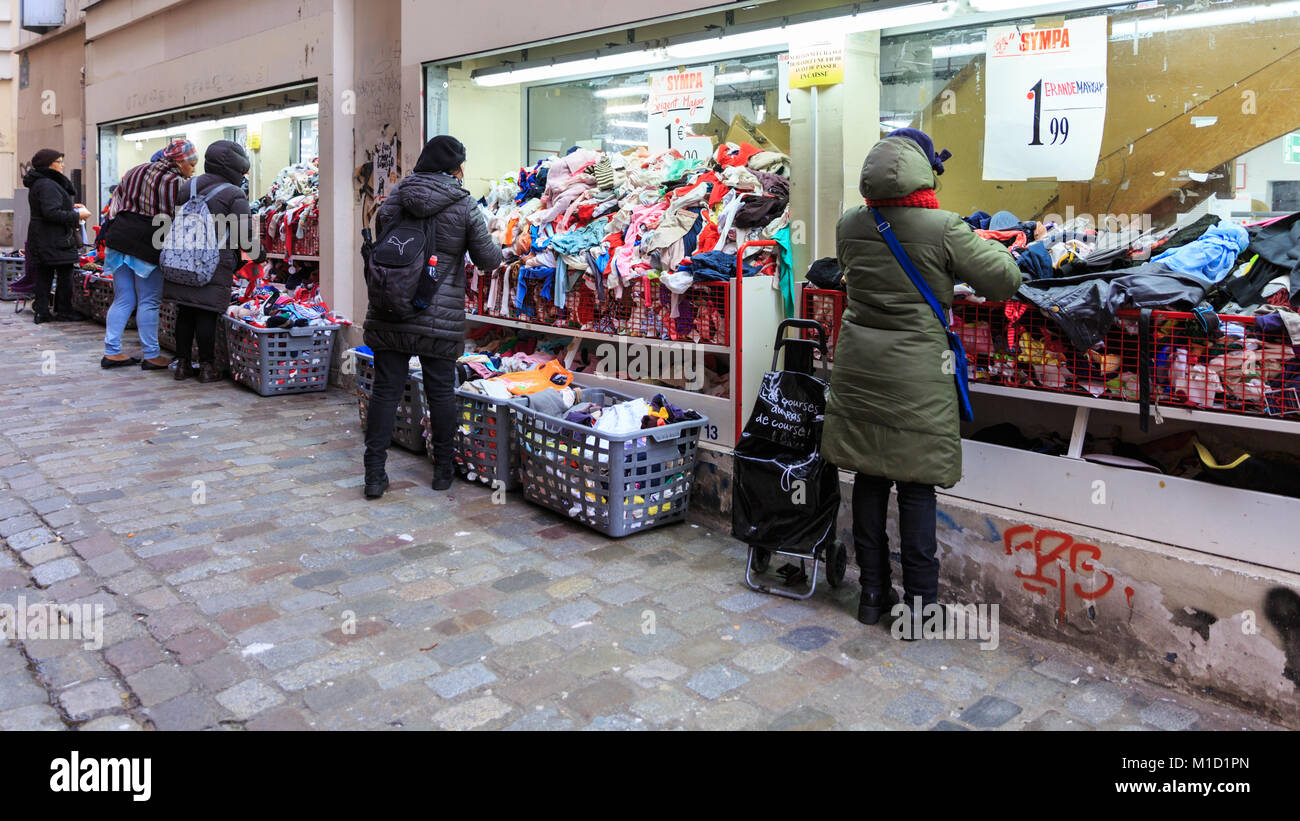 Schnäppchen, Shopping, Shopper durchsuchen die Haufen von billigen schnäppchen  kleidung bei Geschäften und Ständen im Quartier Pigalle, Paris, Frankreich  Stockfotografie - Alamy