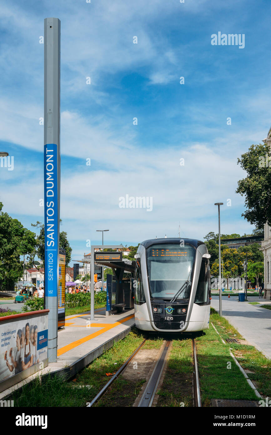 Gemeinde von Rio de Janeiro VLTs Fahrzeug light rail im Jahr 2016 eingeführt, die in der Innenstadt läuft Stockfoto
