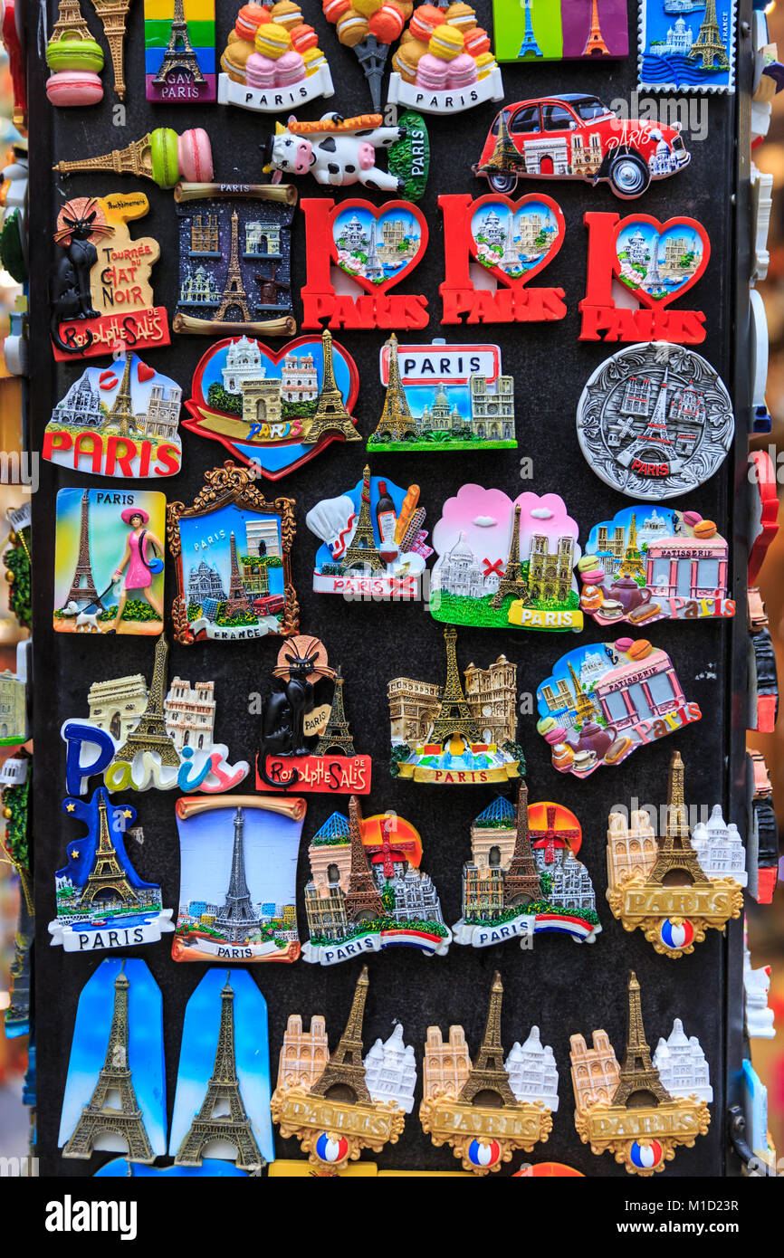 Paris souvenirs fridge magnets france -Fotos und -Bildmaterial in hoher  Auflösung – Alamy