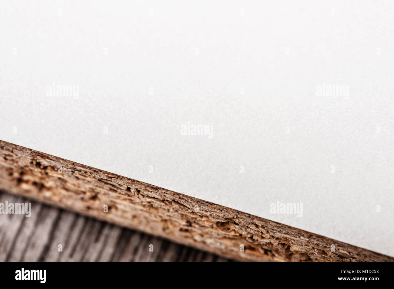 Nahaufnahme einer geraden Schnitt weißes Holzbrett für Möbel verwenden Stockfoto