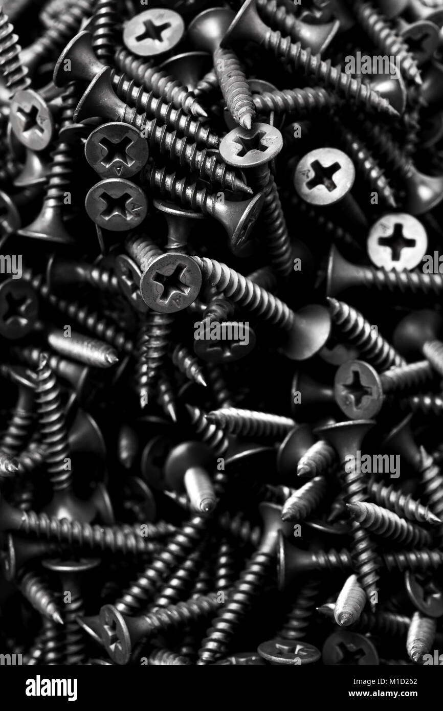 Gruppe von schwarzen Schrauben für die Befestigung von Gipskartonplatten auf Metallprofilen, Buchstabe A graviert Stockfoto