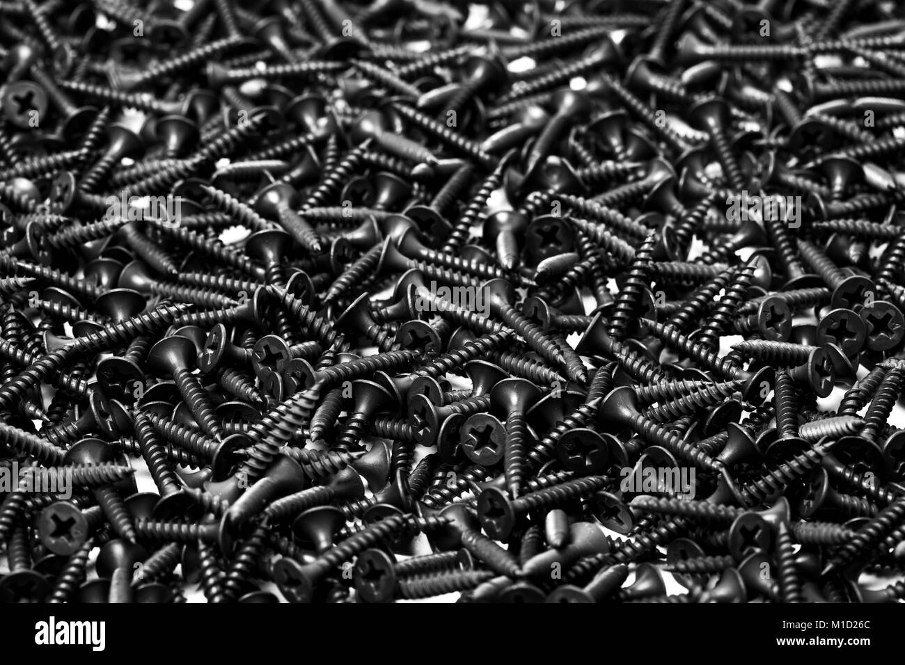 Gruppe von schwarzen Schrauben für die Befestigung von Gipskartonplatten auf Metallprofilen, Buchstabe A graviert Stockfoto