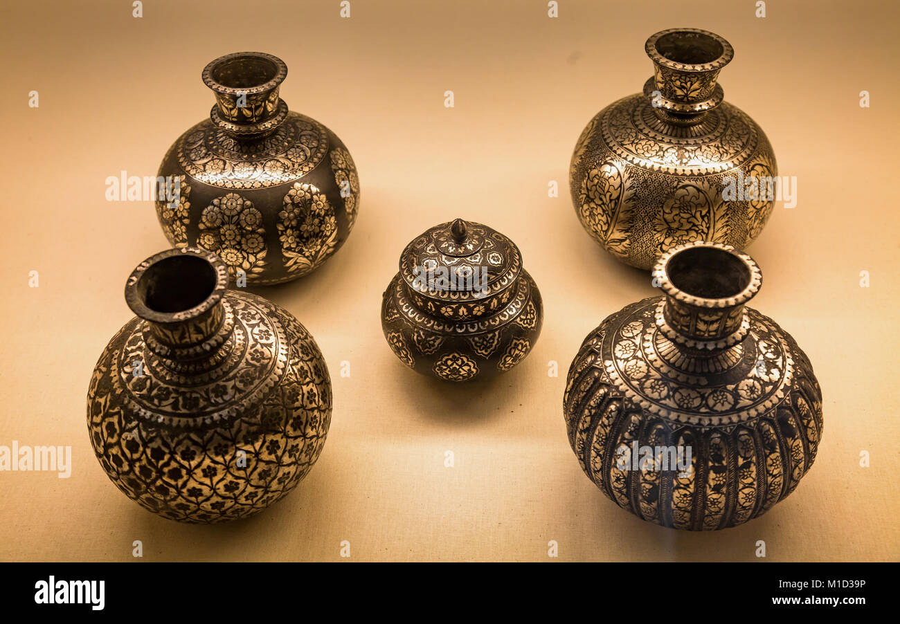 Rajasthan Kunsthandwerk Keramik aus Messing und Kupfer mit komplizierten Rajasthani Artwork. Stockfoto