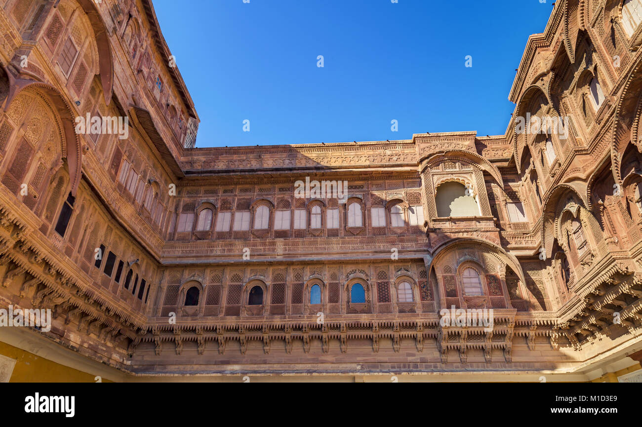 Royal Palace Gebäude Außenansicht bei Mehrangarh Fort Jodhpur Rajasthan mit aufwändigem Artwork. Ein UNESCO Weltkulturerbe. Stockfoto