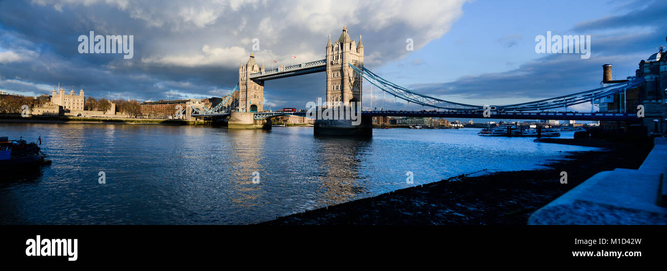 Panoramablick von der Tower Bridge und dem Tower von London Stockfoto