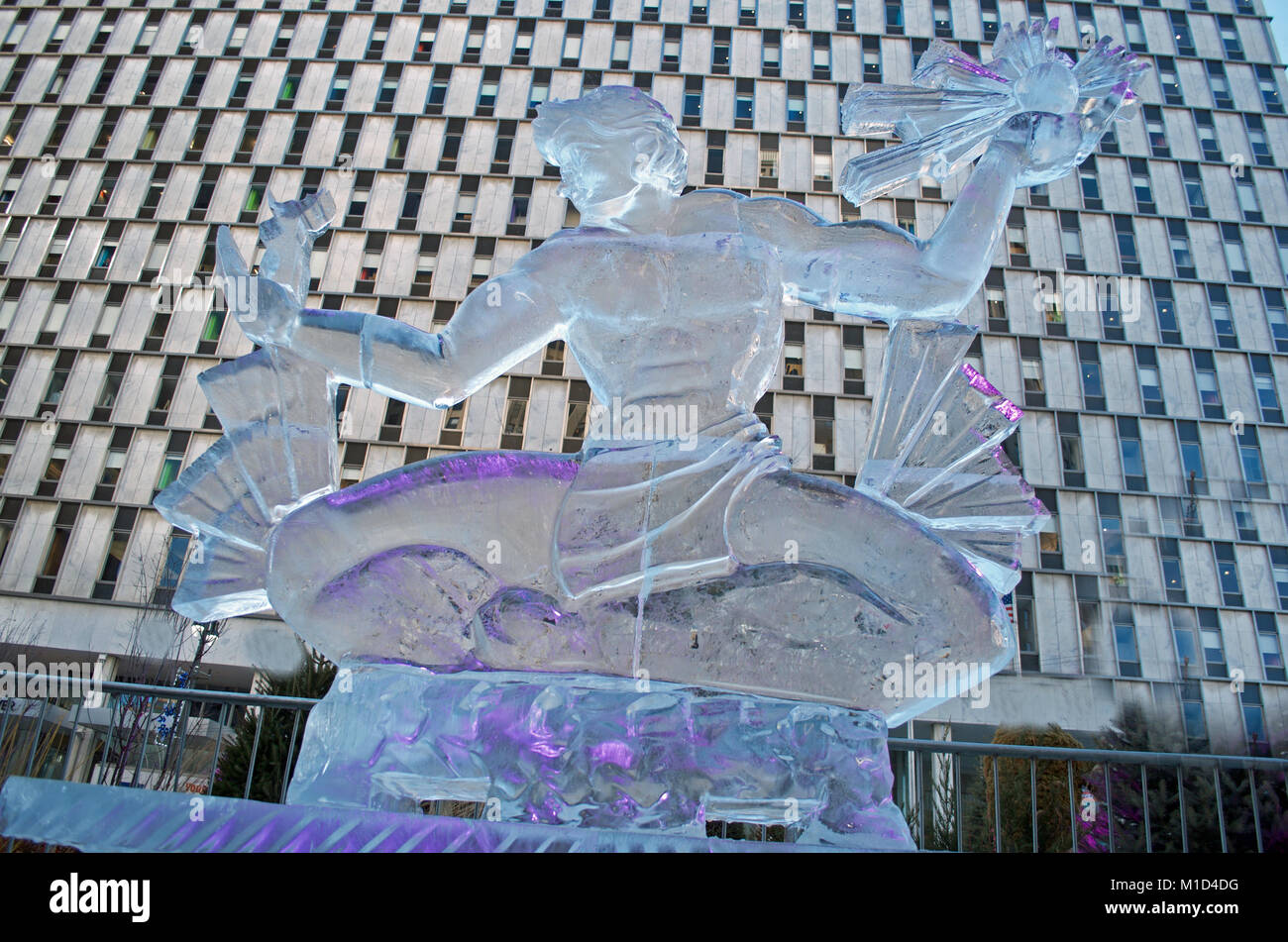 Eisskulptur und Replik des Geistes der Detroit Statue in Downtown Detroit Stockfoto