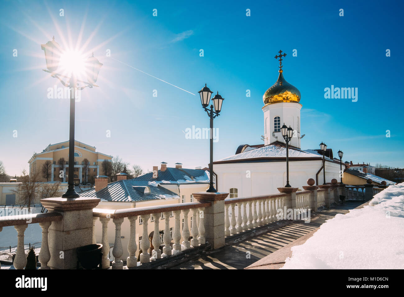 Vitebsk, Belarus. Blick auf Kloster des Heiligen Geistes oder Sviato - dukhov Kloster im Winter sonnige Sonnenlicht Tag. Stockfoto