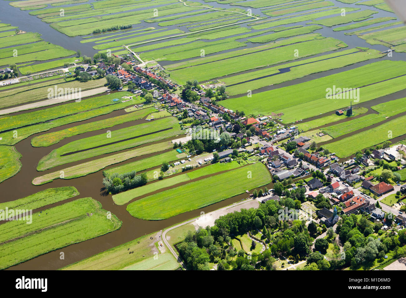 Die Niederlande, Jisp, Antenne, Dorf und Polder Landschaft. Stockfoto