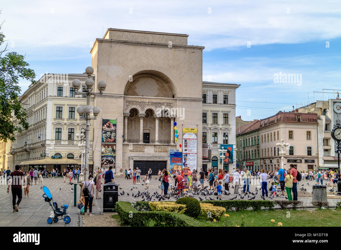 Blick über besetzt Platz des Sieges der nationalen Theater- und Opernhaus, Timisoara, Rumänien. Juni 2017. Stockfoto