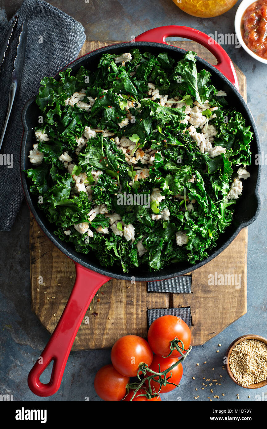 Sauteed Grünkohl mit Türkei Stockfoto