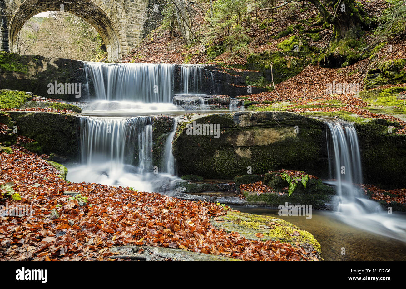 Sitovo Wasserfall ist einer der schönsten und mindblowing Wasserfälle in Bulgarien. Es befindet sich im Westen Rhodopi Berg in der Nähe der Stadt von Plovdiv Stockfoto