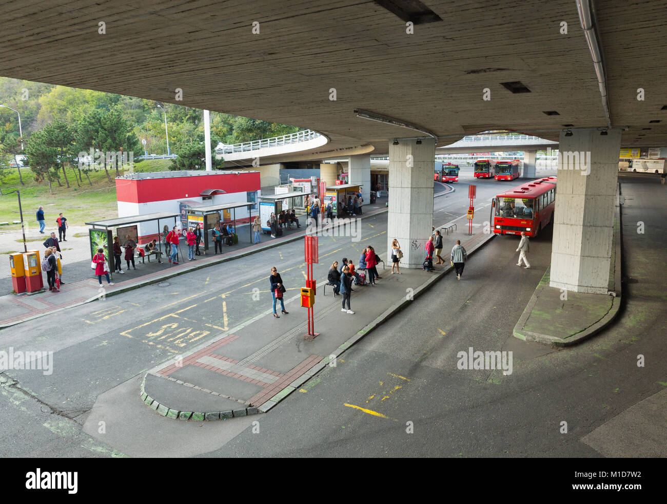 BRATISLAVA, SLOWAKEI - 26. SEPTEMBER 2017: Leute für einen Bus auf City Bus station unter UFO-Brücke warten. Mit einer Bevölkerung von etwa 450 000, Bratislava Stockfoto