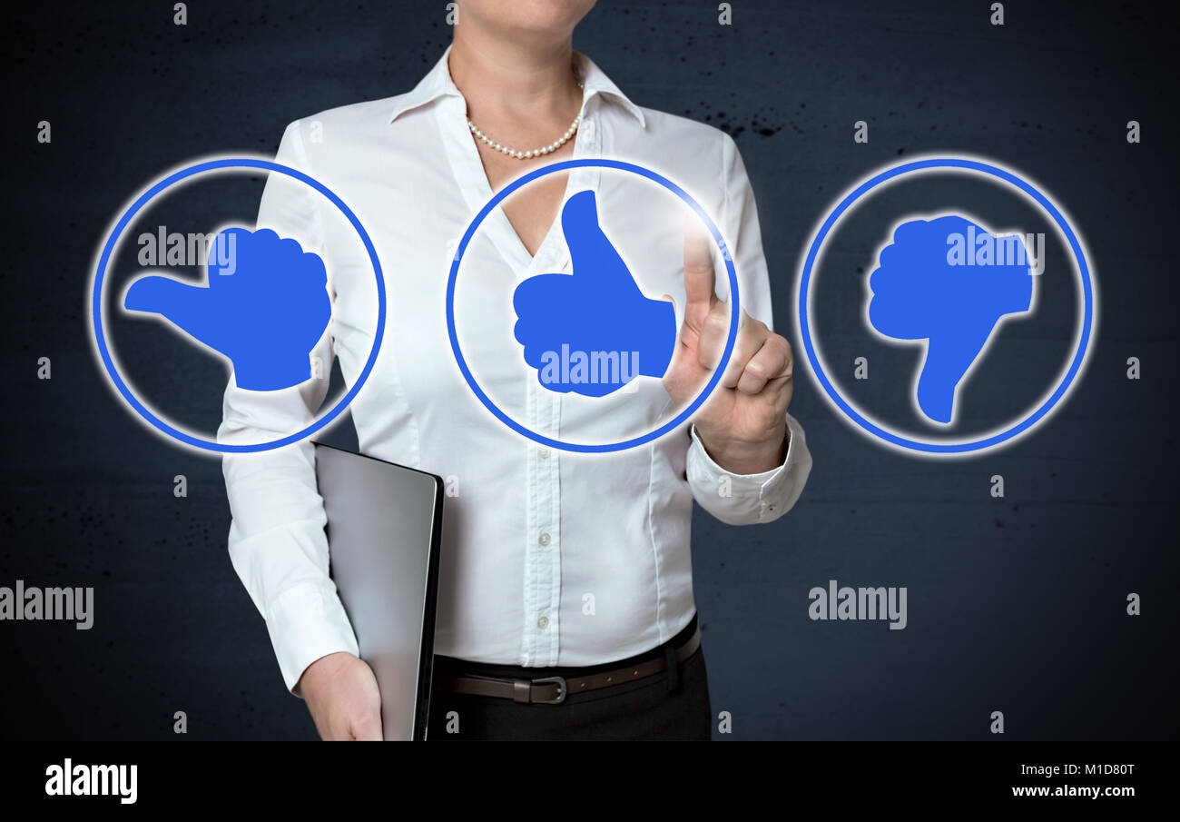 Daumen Symbole Touchscreen, indem Geschäftsfrau gezeigt. Stockfoto