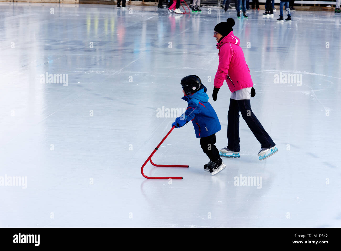 Kinder lernen auf der Eisbahn im alten Hafen (Vieux Port) in Montreal, Quebec, Kanada zu Skate Stockfoto