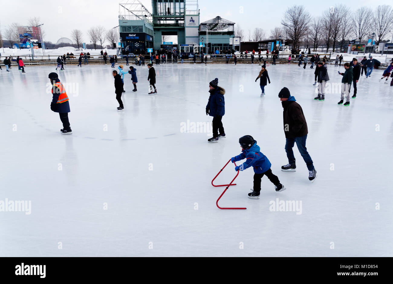 Kinder lernen auf der Eisbahn im alten Hafen (Vieux Port) in Montreal, Quebec, Kanada zu Skate Stockfoto