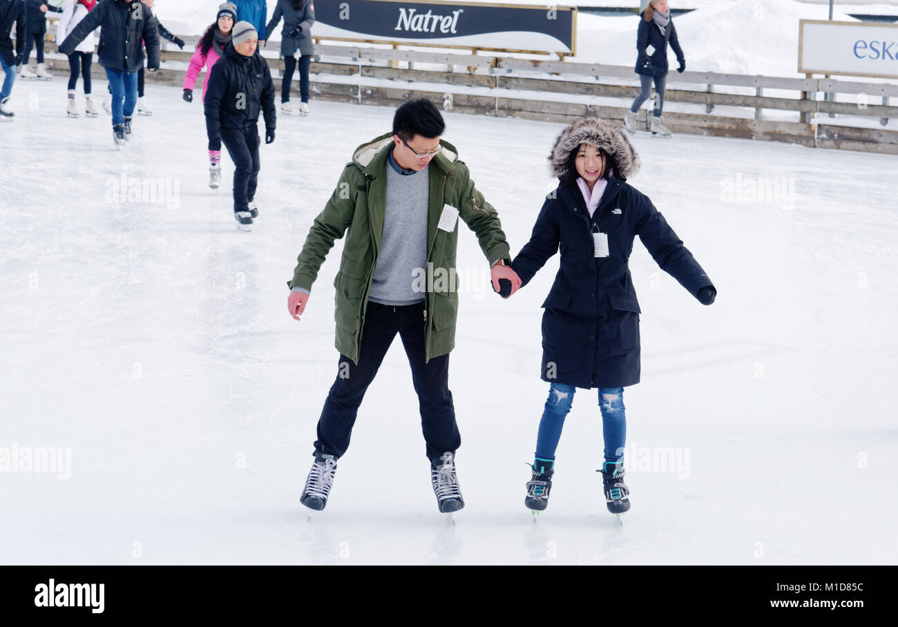 Ein paar Eislaufen, Hände auf der Eisbahn im alten Hafen (Vieux Port) in Montreal, Quebec, Kanada Stockfoto