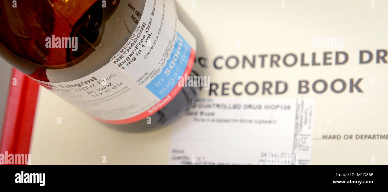 Abfüllen kontrollierten Arzneimitteln auf einer Krankenstation. Synthetischen opiat Methadon. Stockfoto