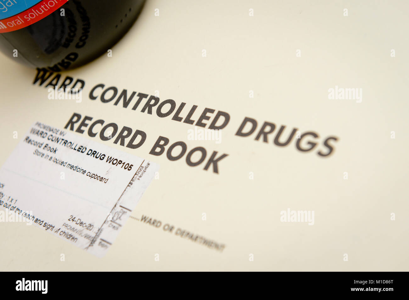 Abfüllen kontrollierten Arzneimitteln auf einer Krankenstation. Synthetischen opiat Methadon. Stockfoto