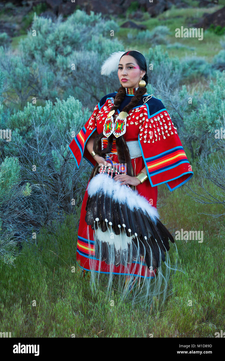 Willow Abrahamson posiert im Salbei in Twin Falls State Park in Idaho. Model Release ja. Stockfoto