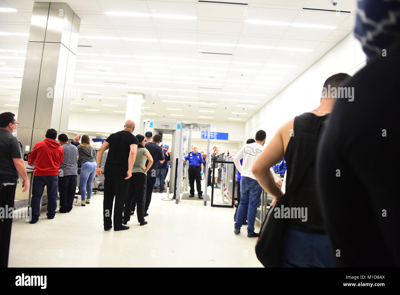 Fort-Lauderdale - Januar 22, 2018: die Sicherheits- und Passkontrolle am Fort-Lauderdale International Airport, Florida Stockfoto