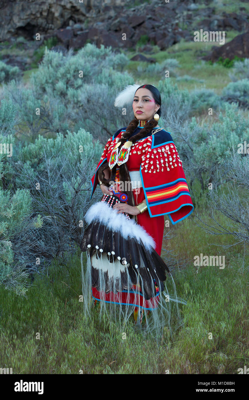 Willow Abrahamson posiert im Salbei in Twin Falls State Park in Idaho. Model Release ja. Stockfoto