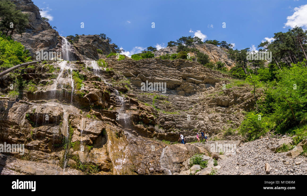 Touristen an der Unterseite des Wasserfalls Uchan, Republik Krim Stockfoto