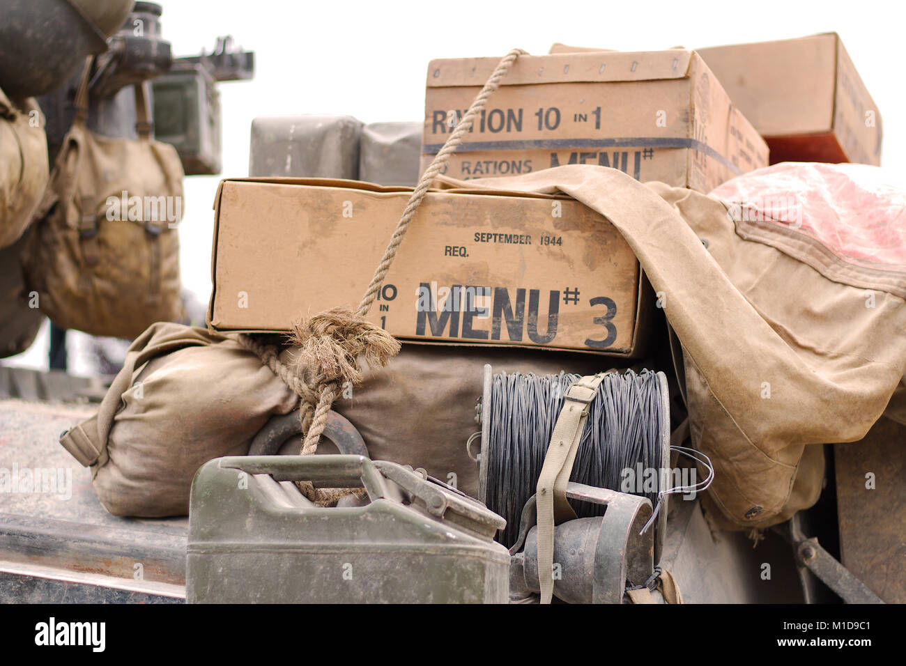 Weltkrieg 2 Ära ration Packs in Kisten auf einem gepanzerten Fahrzeug aus der gleichen Zeit. Stockfoto