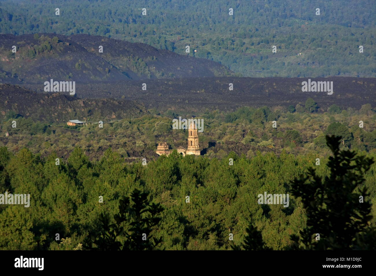 Alte Kirche durch ein lavafeld Stockfoto