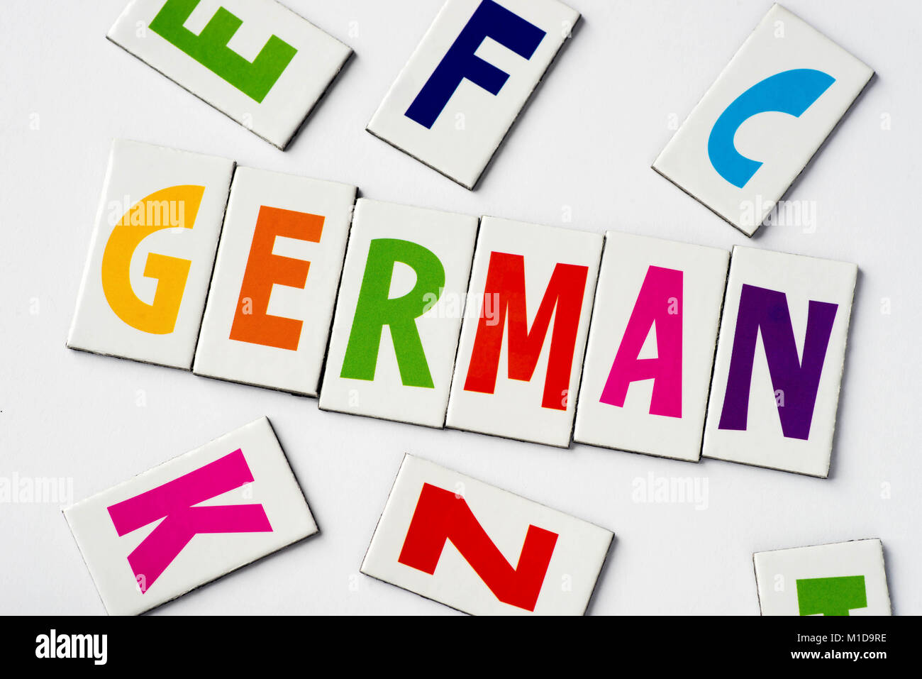 Wort aus bunte Buchstaben auf weißem Hintergrund Stockfoto