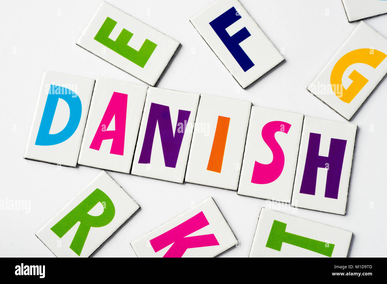 Wort Dänisch aus bunte Buchstaben auf weißem Hintergrund Stockfoto