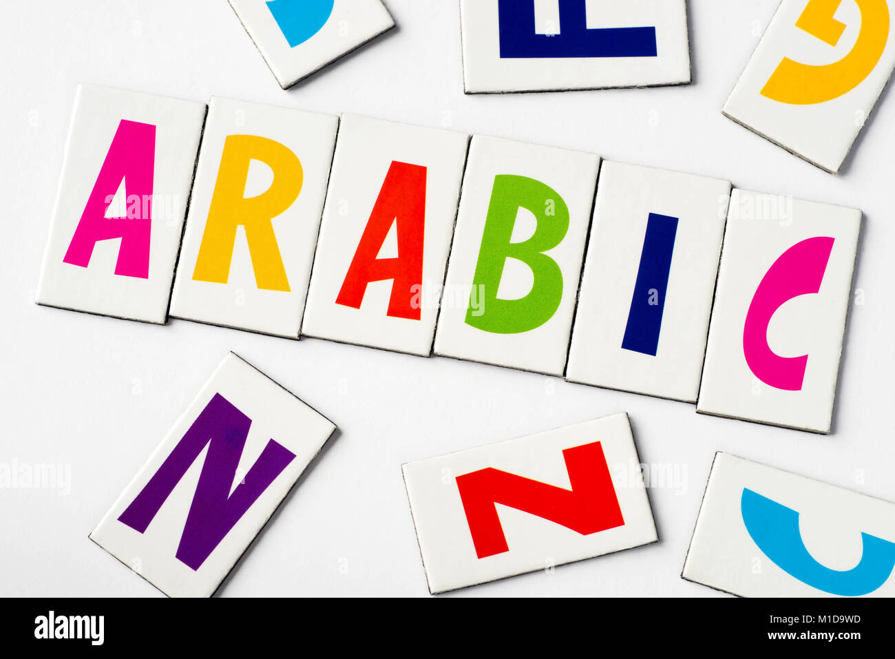 Wort Arabisch aus bunte Buchstaben auf weißem Hintergrund Stockfoto