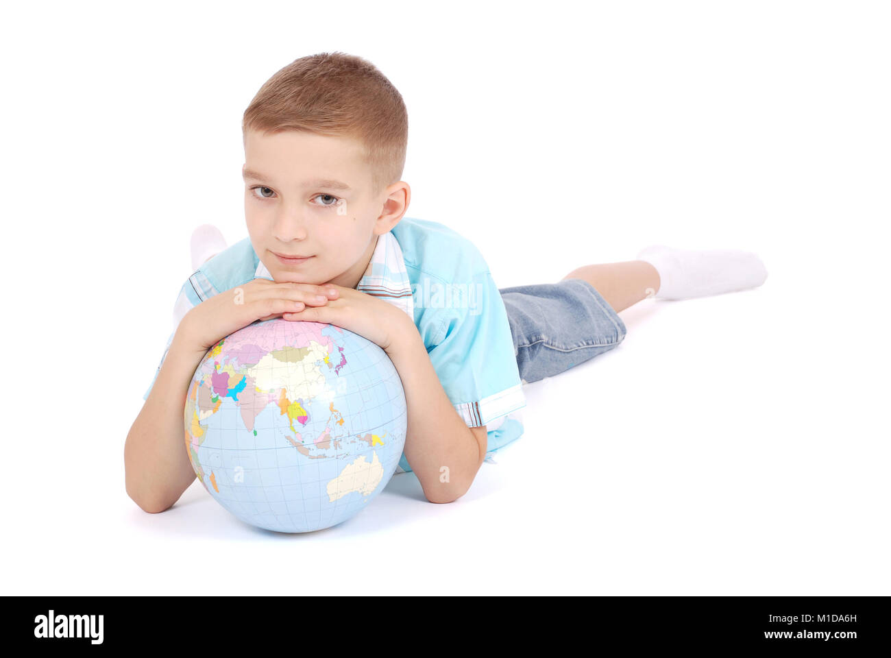 Der Junge hält die Welt in den Händen. Auf weissem Hintergrund. Stockfoto