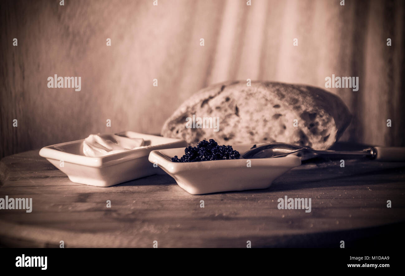 Schwarze Kaviar, Butter und einen Frieden des Brot Stockfoto