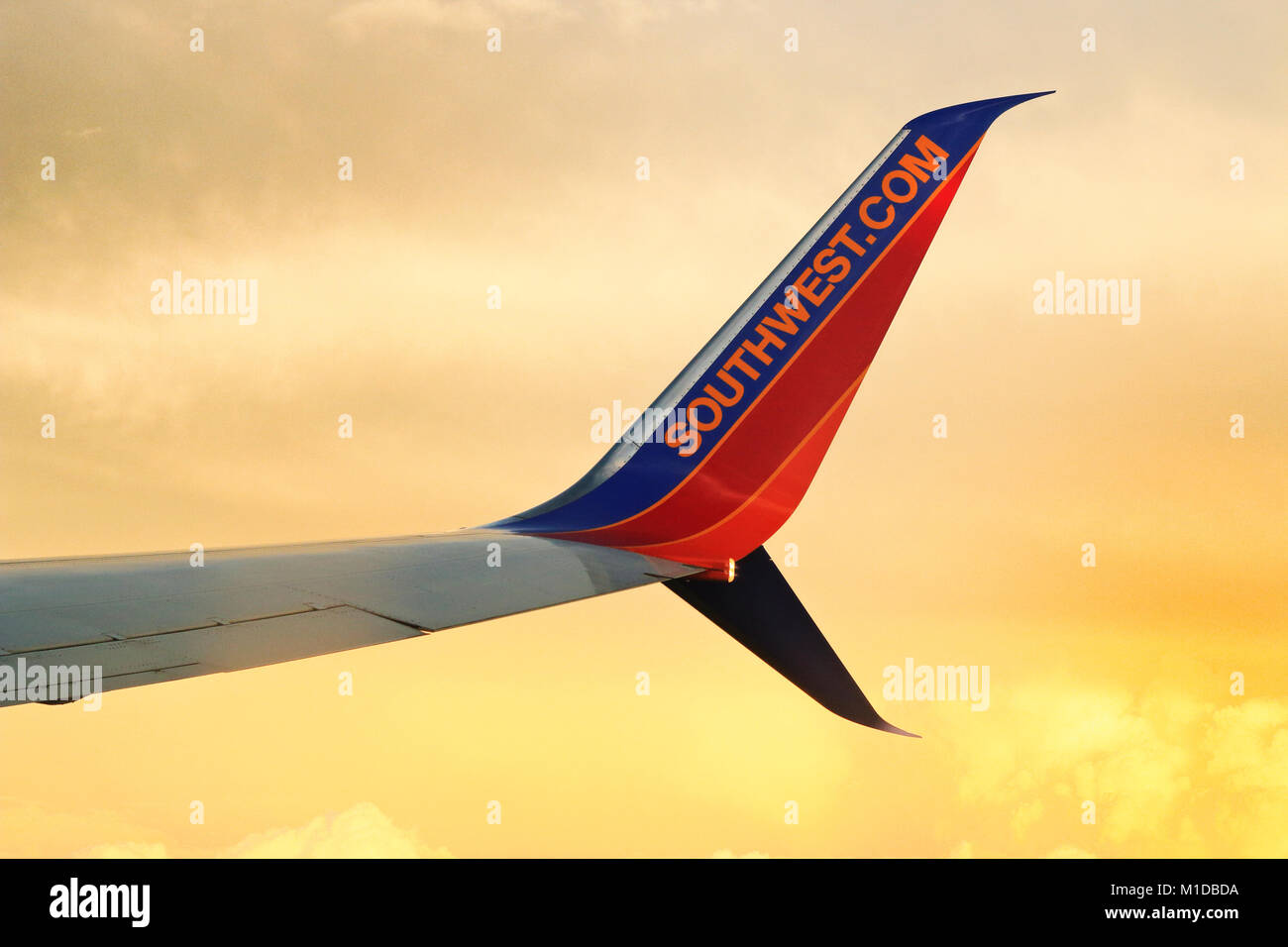 Winglet von Beoing 737 plane Lager Southwest Airline Logo und Website fliegen mit Sonnenuntergang Wolken Hintergrund. Boeing 737 Winglet-design auf b beantragt Stockfoto